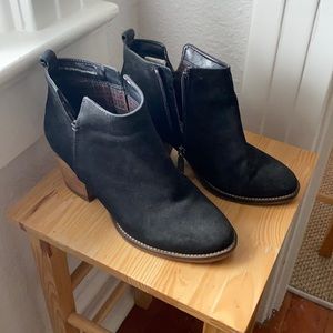 Size 6 Women’s Blondo Waterproof booties